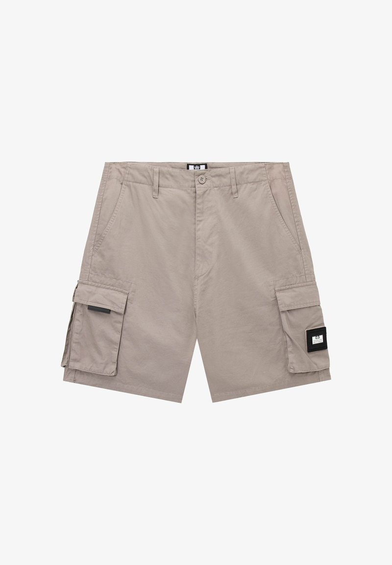 Pantaloncini cargo beige con chiusura a bottone, passanti per cintura, due tasche frontali e due tasche con patta su ogni coscia, una con una toppa etichetta nera.
