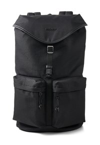 Črni nahrbtnik z teksturirano površino, dvema sprednjima žepoma, nastavljivimi naramnicami in zgornjim preklopom, ki ga zategne zaponka. Vidna znamkina logotip.