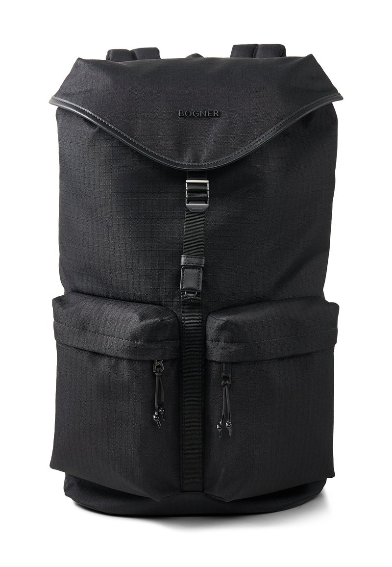 Črni nahrbtnik z teksturirano površino, dvema sprednjima žepoma, nastavljivimi naramnicami in zgornjim preklopom, ki ga zategne zaponka. Vidna znamkina logotip.