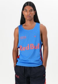 Blå mesh tank topp med rød "Red Bull" logo, med rund hals og løs passform. Komplettert med svarte shorts med røde detaljer.