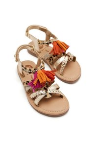 Sandali dorati con cinturini intrecciati, caratterizzati da pompon colorati in rosa, arancione e viola, e una suola beige texturizzata.