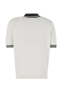 Polo en maille blanc à manches courtes avec col et poignets de manches vert foncé comportant des rayures blanches, vu de dos.