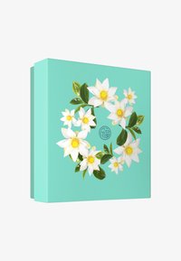 Een teal-kleurige doos met een witte bloemmotief met gele centra, gerangschikt in een cirkelpatroon, en een logo in het midden.