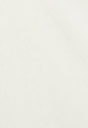Tessuto bianco a coste con una superficie strutturata, caratterizzato da linee verticali e una leggera lucentezza. Adatto per varie applicazioni tessili.