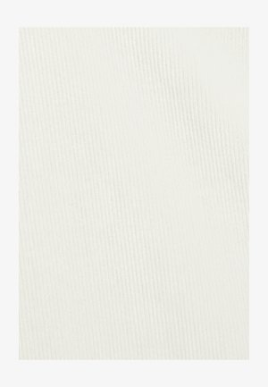 Tejido blanco acanalado con una superficie texturizada, que presenta líneas verticales y un suave y sutil brillo. Adecuado para diversas aplicaciones textiles.