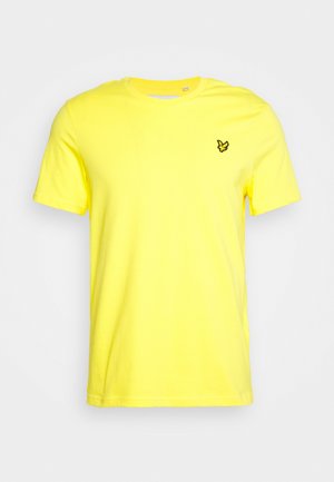 Gelbes T-Shirt mit kurzen Ärmeln und Rundhalsausschnitt, mit einem kleinen schwarz-gelben Vogel-Logo auf der linken Brust, auf weißem Hintergrund dargestellt.