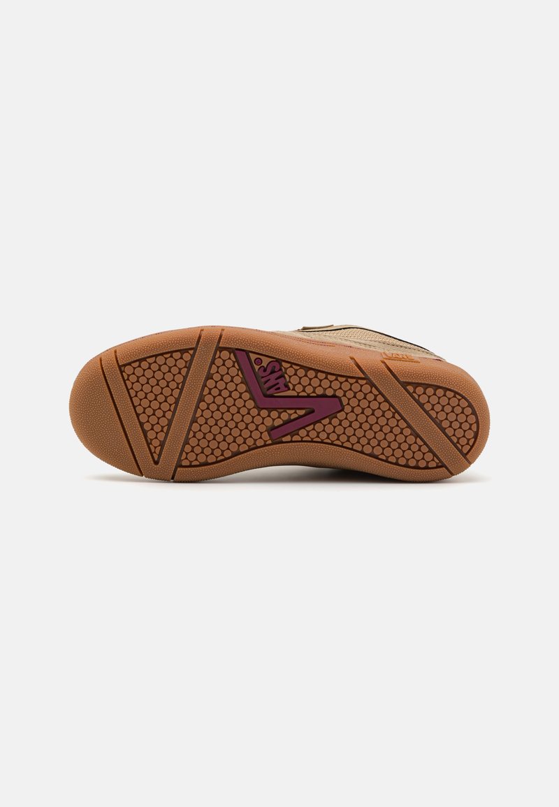 Sole della scarpa con motivo a treccia esagonale in gomma marrone. Presenta un dettaglio del logo viola vicino al centro e una superficie testurizzata per una migliore aderenza.