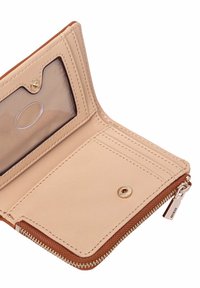 Interno di un portafoglio in pelle beige con uno slot per carte, un compartimento con zip e dettagli in metallo dorato. Texture liscia, design minimalista.