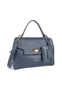 Borsa in pelle blu con un design strutturato, hardware dorato e un'etichetta rimovibile. Superficie testurizzata con chiusura a pattina e manici superiori.