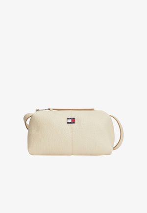 Crèmekleurige, gestructureerde leren etui met ritssluiting en klein Tommy Jeans-logo aan de voorkant, met een polsbandje aan de zijkant.