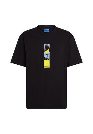 Mustalane puuvillane T-särk ümmarguse kaelusega. Esipaneelil on vertikaalne graafiline disain, mis ühendab sinise, kollase ja musta elemendid.