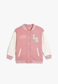 Roze varsityjack met witte mouwen, voorzien van drukknoopsluiting, ribgebreide manchetten en 'LA'-logo. Zachte stof met geborduurde details. Twee zijzakken.