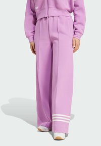 adidas Originals ADICOLOR NEUCLASSICS TRACK WIDE - Trainingsbroek - preloved purple
