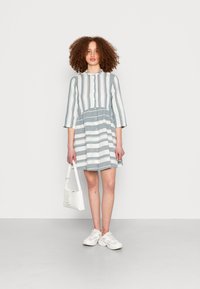 ONLY ONLCHICAGO STRIPE DRESS - Vestido de dia - cloud dancer/moonlight blue