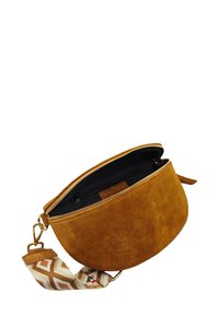 Sac rond en daim marron avec une fermeture éclair et une bandoulière en tissu à motifs. Intérieur doublé avec une poche. Garnitures en métal doré.