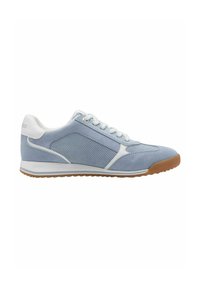 Chaussure de sport bleu clair avec empeigne en suède et maille, accents blancs, bout arrondi et semelle en caoutchouc, présentant un design perforé pour la respirabilité.