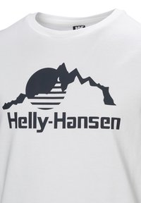 Camiseta blanca con un diseño gráfico negro de montañas y un sol, con el logo "Helly-Hansen" exhibido de manera prominente debajo.