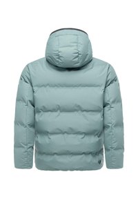 Giacca puffa azzurra chiara con cappuccio, con sezioni trapuntate orizzontali, texture liscia e un accento con logo in basso a sinistra.