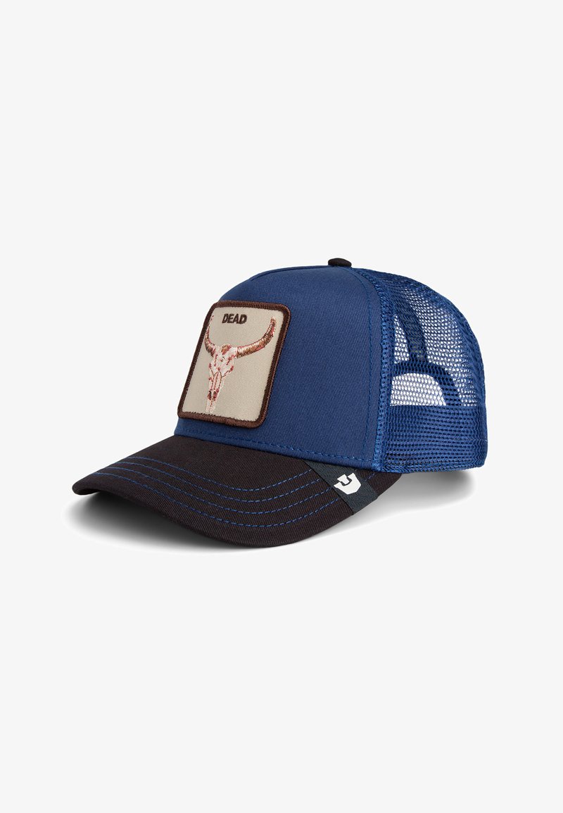 Gorra trucker azul con espalda de malla, que presenta un parche cuadrado con un diseño de cráneo de toro y la palabra "MUERTO". Visera negra con costuras azules.