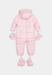 Różowy ocieplany kombinezon zimowy z kapturem, wyposażony w przypinane rękawiczki i buciki, pikowany wzór, elastyczne mankiety oraz miękką fakturę.