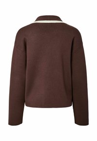 Brun strikket genser med krage som har en kremfarget detalj, oversized passform og senkede skuldre, med myk tekstur og enkel design.