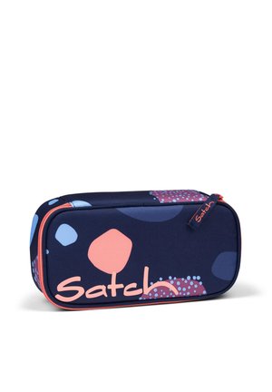 Marineblaues, rechteckiges Federmäppchen mit pinken und blauen abstrakten Formen, orangefarbenem Reißverschluss und pinkem "Satch"-Logo auf der Vorderseite.