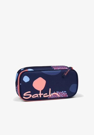 Marineblaues, rechteckiges Federmäppchen mit pinken und blauen abstrakten Formen, orangefarbenem Reißverschluss und pinkem "Satch"-Logo auf der Vorderseite.