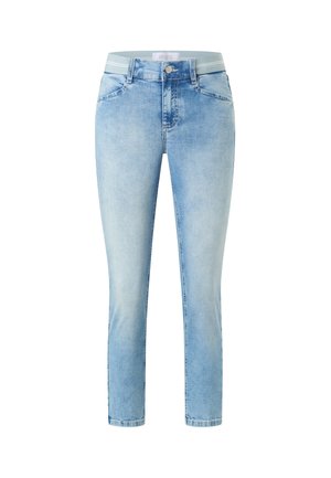 Jean skinny bleu clair avec poches avant, passants de ceinture et fermeture par bouton à la taille, présenté sur fond blanc.