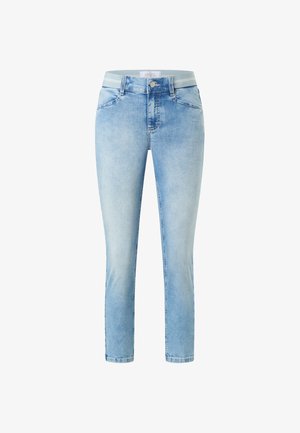 Hellblaue Skinny Jeans mit Fronttaschen, Gürtelschlaufen und Knopfverschluss an der Taille, vor weißem Hintergrund dargestellt.
