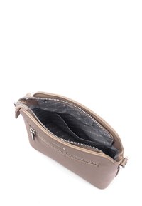 Šedohnědá kožená crossbody taška s otevřeným hlavním zipem, vnitřními kapsami a malou vnější kapsou na zip na bílém pozadí.