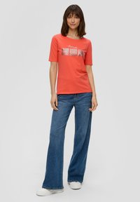 s.Oliver MIT FRONT - Print T-shirt - blutorange