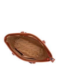 Bruine leren handtas met een open bovenkant, voorzien van een tan interieur bekleed met herhaalde branding. Inclusief een ritszak en organisationele compartimenten.