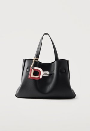 Sac à main en cuir noir avec double poignée, fermoir argenté et un porte-clés rouge et blanc en forme de lettre "D" attaché à une des poignées.