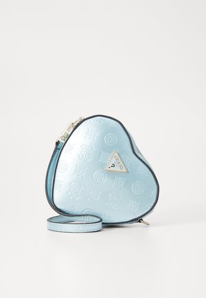 Sac bandoulière bleu clair en forme de cœur avec motifs embossés et une plaque triangulaire du logo Guess sur le devant, sur fond blanc.