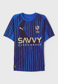 Atletska majica modro in mornarsko modro s črtami, s kratkimi rokavi, okroglim ovratnikom, logotipom Puma in 'SAVVY GAMESGROUP' z zlatim tiskom.