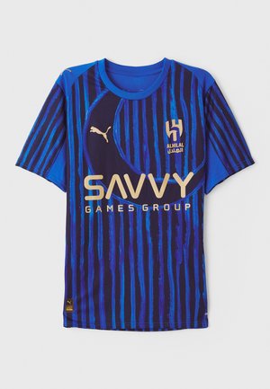Blau- und marinegestreiftes Sporttrikot mit kurzen Ärmeln, Rundhalsausschnitt, Puma-Logo und "SAVVY GAMESGROUP" in goldener Schrift.