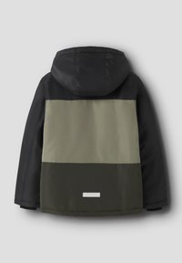 Veste à capuche avec un design coloré en blocs de couleurs noir, olive et vert foncé. Matériau lisse et résistant à l'eau avec une finition réfléchissante.