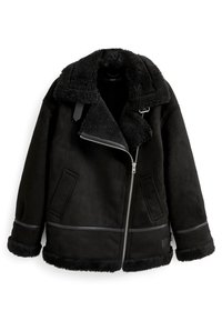 Svart fårskinnsjacka med bred krage, dragkedja, två framfickor och texturerad trim längs nederkanten och ärmarna. Mjuk, varm material.