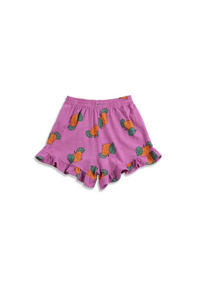 Shorts violets à taille élastique avec ourlets volantés, présentant un motif répétitif de carottes orange avec des fanes vertes.