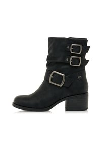 Bottine en suède noire mi-mollet avec trois sangles à boucles en argent et un talon carré sur fond blanc.