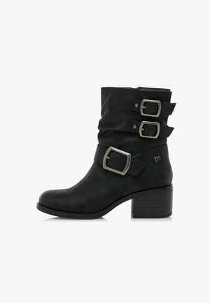 Bota de ante negra a media pantorrilla con tres correas de hebilla plateadas y un tacón cuadrado sobre un fondo blanco.