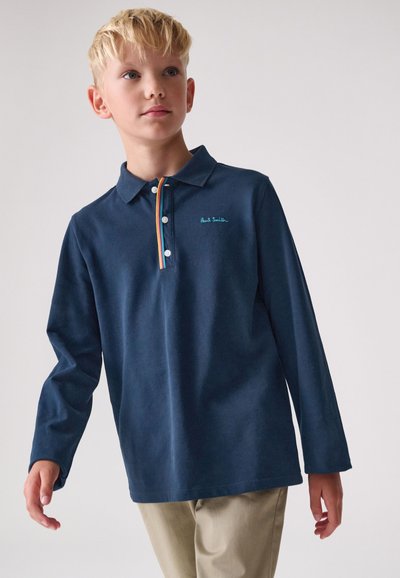 Tengerészkék hosszú ujjú galléros póló letisztult dizájnnal, kontrasztos csíkos patenttal és türkiz hímzett logóval a bal mellrészen.