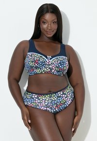 Granatowy bikini z motywem kwiatowym, składające się z braletki z szerokimi ramiączkami i jasnoniebieskimi akcentami oraz dopasowanych majtek z wysokim stanem.