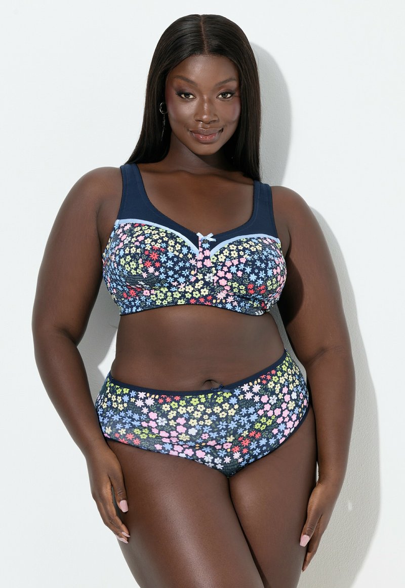 Granatowy bikini z motywem kwiatowym, składające się z braletki z szerokimi ramiączkami i jasnoniebieskimi akcentami oraz dopasowanych majtek z wysokim stanem.