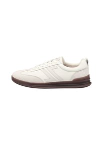 Weiße Leder-Sneaker mit Wildlederakzenten, Gummisohle und strukturiertem braunem Außensohlen. Merkmale sind flache Schnürsenkel und ein Logodetail an der Seite.