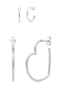 Cuatro pares de pendientes de plata: incluye una barra lisa, un aro curvado y un aro en forma de corazón, que muestran diversas formas y diseños.