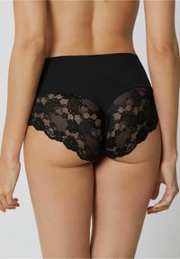 Chiloti negri cu un design cu talie înaltă, având material solid în față și un panou din dantelă în spate, decorat cu modele florale.