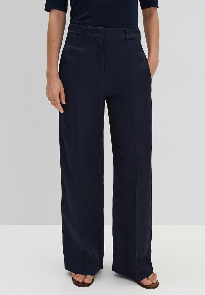 Navy wijde broek gemaakt van een gladde stof met een geplooid voorkantontwerp en zijzakken, met een nauwsluitende tailleband.