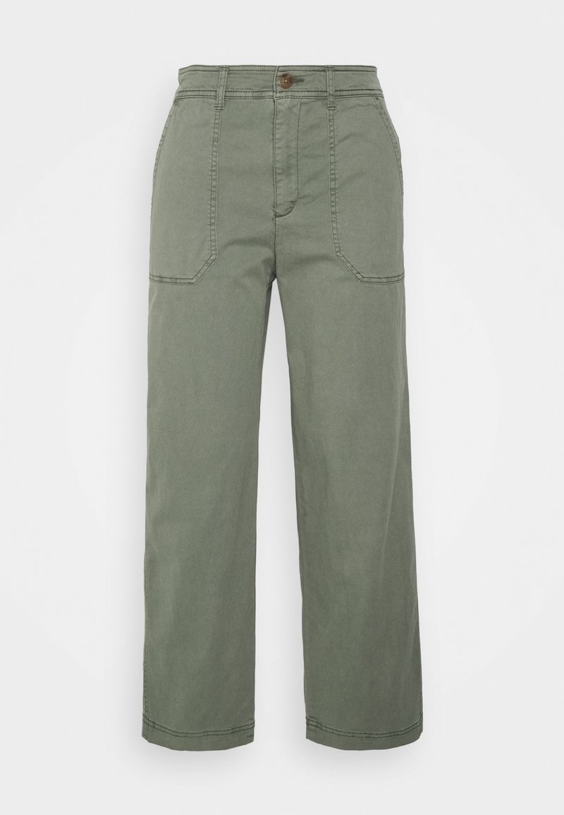 Pantalon vert à jambes larges en coton, doté d'une fermeture à boutons et de deux poches plaquées à l'avant avec surpiqûres doubles le long des coutures.
