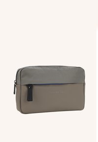 Graue und beige Reißverschlusstasche mit einem strukturierten Stoffoberteil und glattem Boden, ausgestattet mit einem blauen Akzent und einem geprägten Logo auf der Vorderseite.